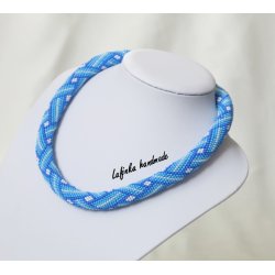 Károvaný náhrdelník v modrých odstínech
