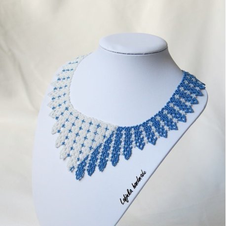 Modrá i bílý náhrdelník